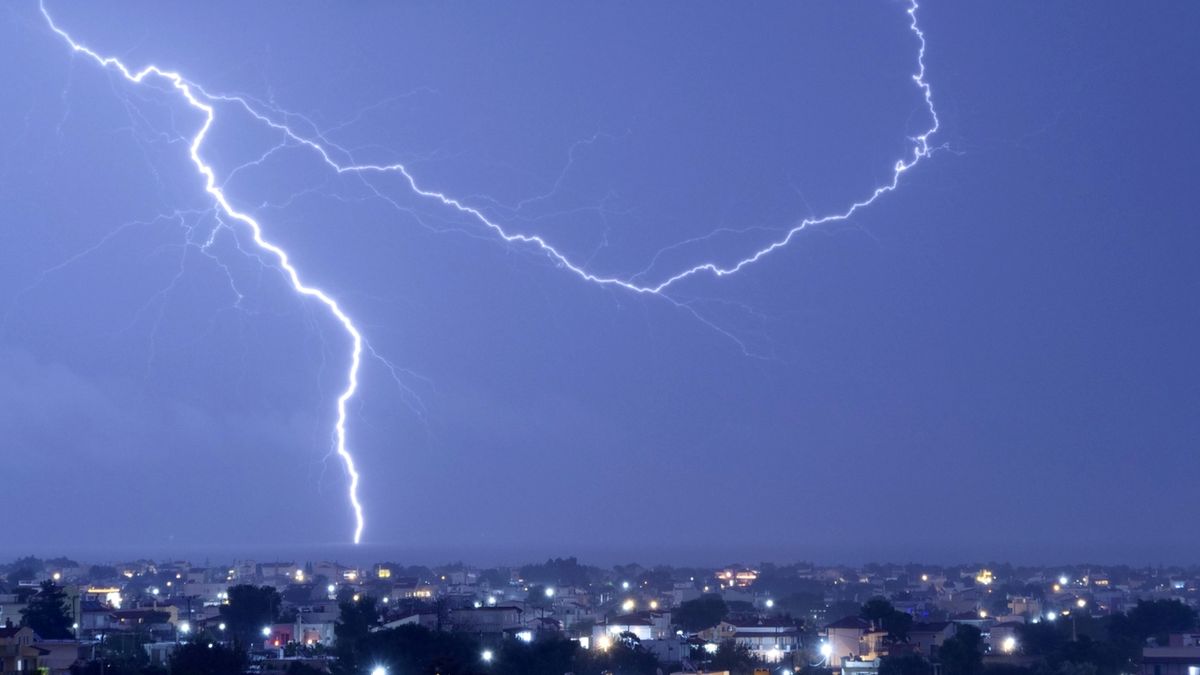Hrozí silné bouřky s kroupami i přívalovými srážkami, varovali meteorologové